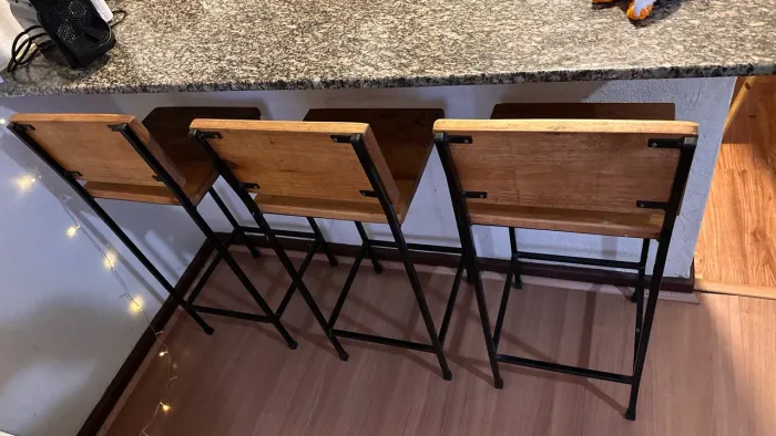 Vendo móveis, banquet, sofá e mesa com cadeira