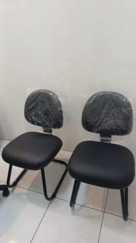 Vendo 2 cadeiras Semi Executiva com pés de Ferro