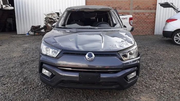 Ssangyong Tivoli 2.0 2018 vendido em peças