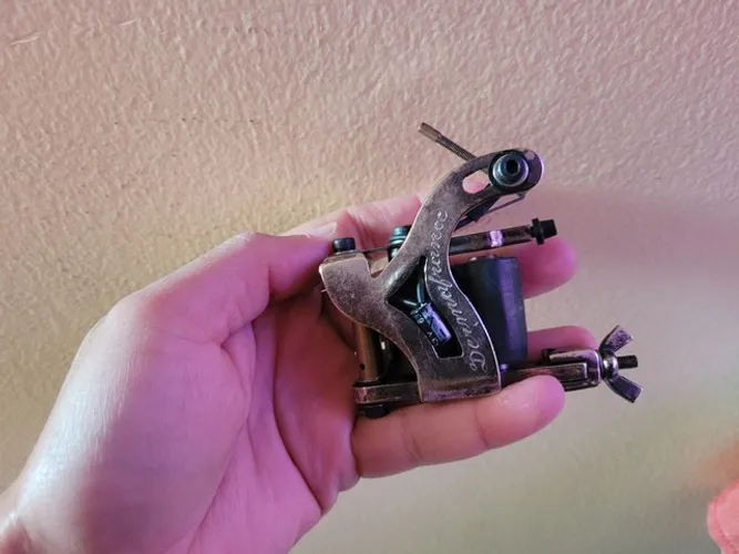 Vendo máquina de tatuagem