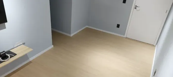 Instalação de pisos vinílicos, laminados, carpetes, paviflex, grama sintética e rodapés.