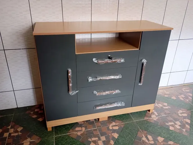 Cômoda 2 portas e 4 gavetas.