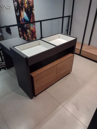 Mesa expositora de produtos com gaveteiro 