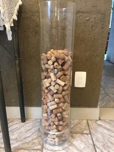 Vaso Decorativo de Acrilico com Rolhas de Vinho