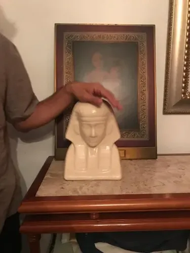 Cabeça de esfinge busto egípcio em porcelana creme linda