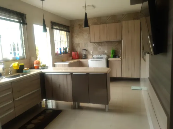 Vendo casa em condomínio na Prata Nova Iguaçu lindíssima com 4 quartos