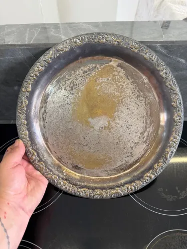 Bandeja de metal com detalhes em relevo