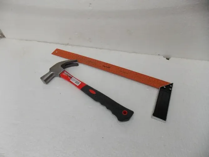 Martelo e Esquadro para uso em manuteçaoem sua residencia