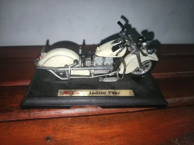 miniatura original maisto moto indian four branca ótimo estado de conservação