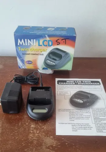 Antigo Mini Carregador Duplo LCD para Telefones Nokia 8260 - Novo, na caixa