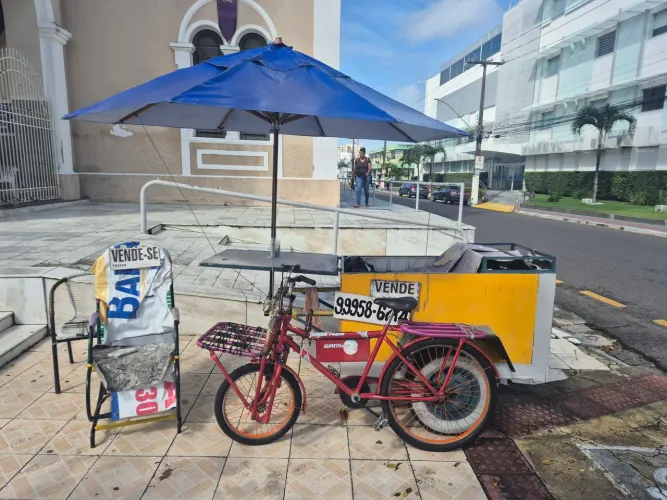 Bicicleta com carrinho para venda ambulante
