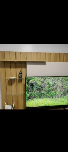 Painel de TV Amadeirado com Prateleiras