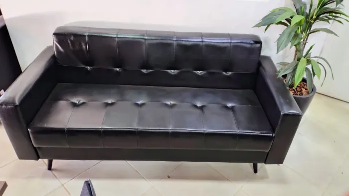 Sofá de Couro Preto Elegante - 3 Lugares