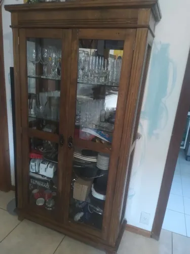 Cristaleira de madeira, vazia, divisórias vidro com luz