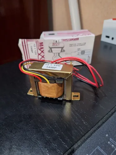 Transformador de 110/220V com três fios no primário