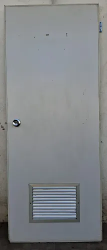 Porta branca com veneziana de ventilação