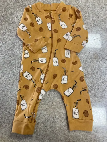 Macacão Infantil Estampado de Leite e Cookies