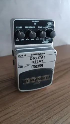 Pedal de Delay Behringer DD400