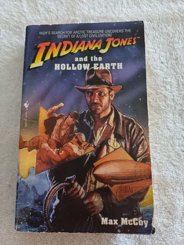 Livro importado do Indiana Jones - and The Hollow Earth