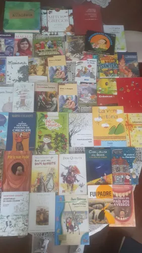 Livros infantil e Juvenil - diversos títulos. 25 reais cada exemplar.