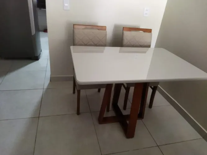 Mesa de jantar compacta com tampo branco e cadeiras