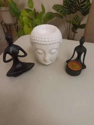 belíssimo trio buda em porcelana ,e duas escultura de resina preta posição yoga med 12 cm