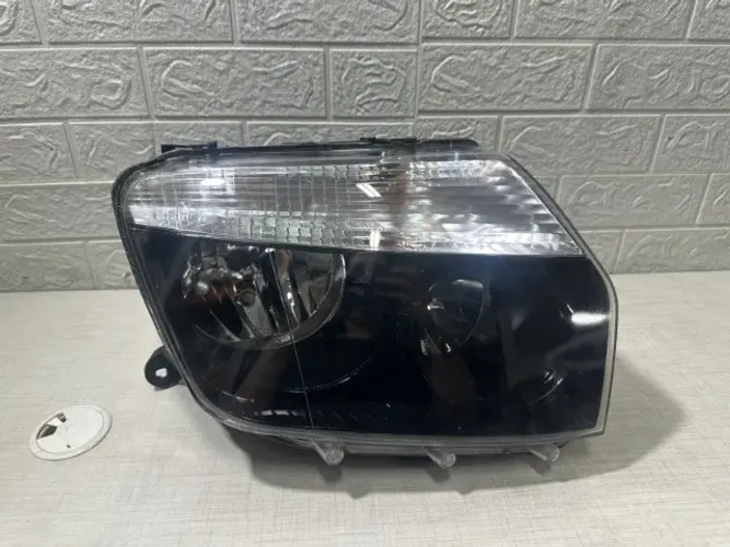 Farol direito Duster máscara negra 2012 2013 2015 importado