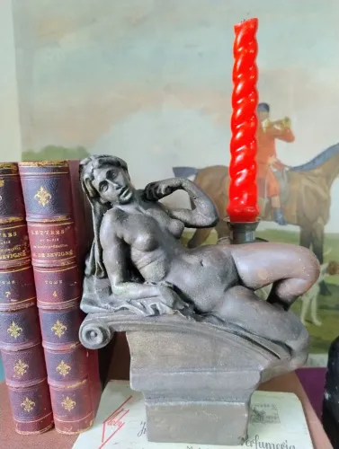 Belíssima figura feminina em resina antiga 