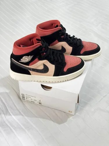 Air Jordan 1 Mid - Vermelho e Preto