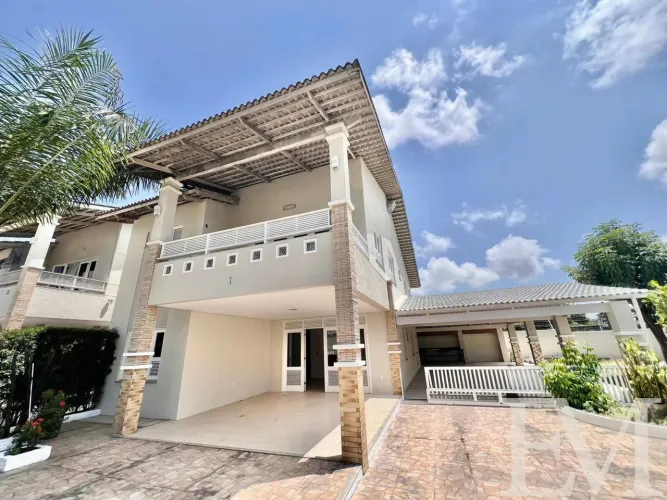 Casa esquina em condomínio, 350m² construído, 04 suítes, 06 a 08 vagas