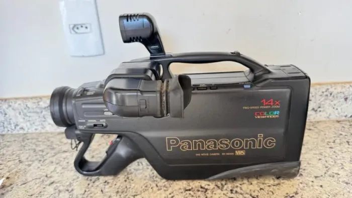 Filmadora Panasonic NV-M2400 (PARA SER RESTAURADA OU APROVEITAR PEÇAS)