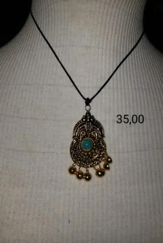Colar com pingente dourado e pedra turquesa