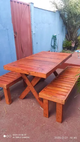 Mesa com Bancos em Madeira Maciça 