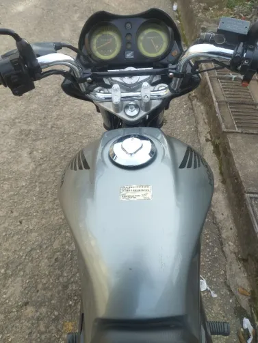 Vendo Titan 150 mix 2010 completa, segundo dono ,manual chave reserva. Moto muito boa