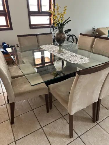 Mesa de vidro temperado com 8 cadeiras
