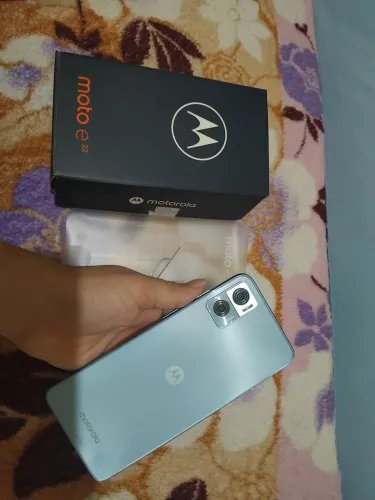 Vendo esse celular Moto e22 funciona tudo normal // todo original o celular /400