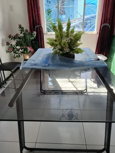 Mesa de vidro vidro fume com 6 cadeiras precisando de pintura d