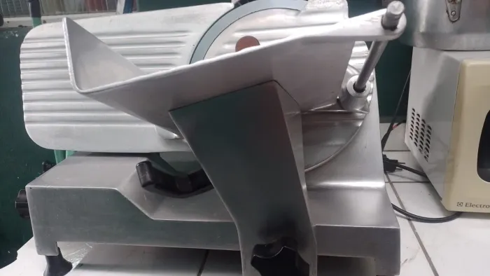 Vende-se fatiado de frios profissional, preço de desapego.