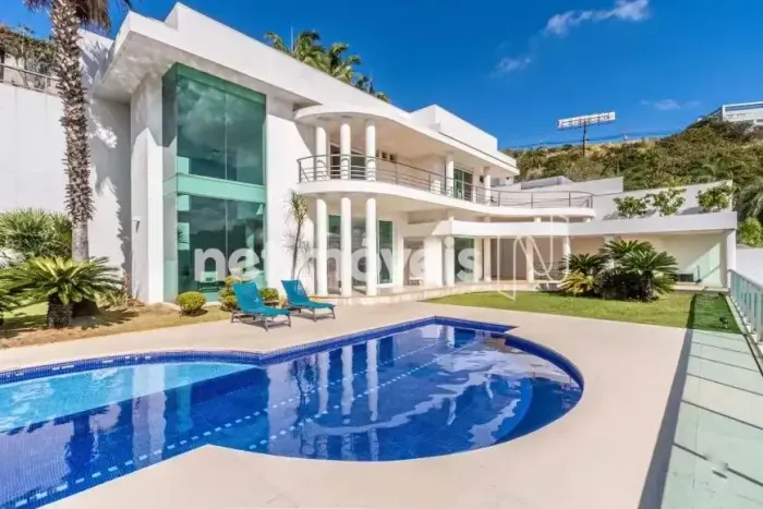 Casa com 5 Quartos e 9 banheiros à Venda, 719 m²;