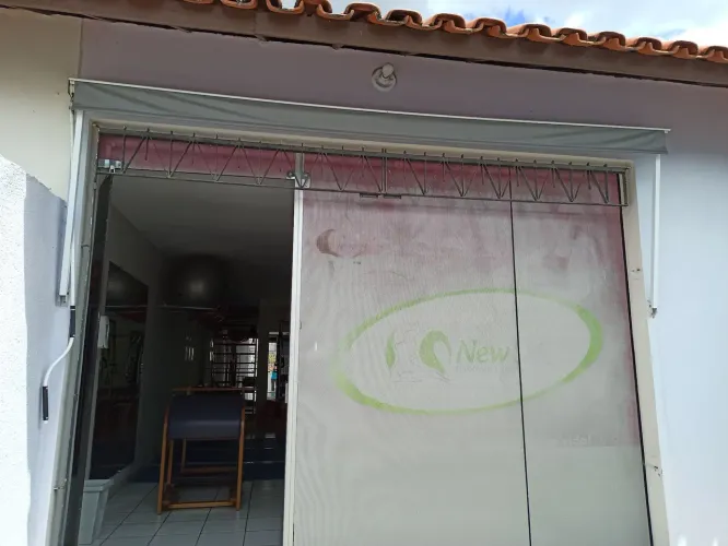 Fachada de loja - vidros com ferragens para montagem