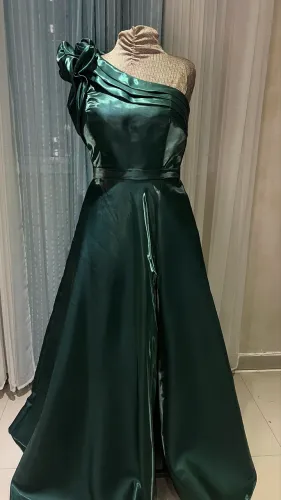 VESTIDO VERDE ESMERALDA UMA MANGA, FENDA, MADRINHA, MÃE, FORMATURA, DEBUTANTE FESTAS