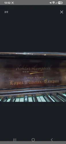 Piano, marca Kohler & Campbell, de Nova York.