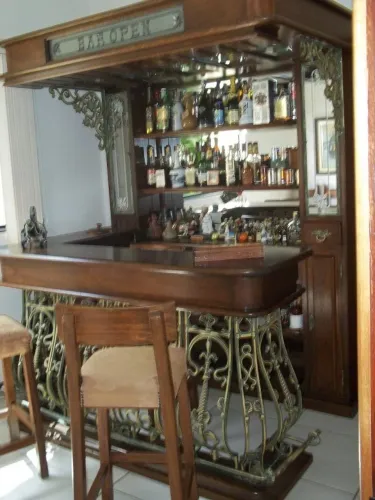 Bar de madeira maciça