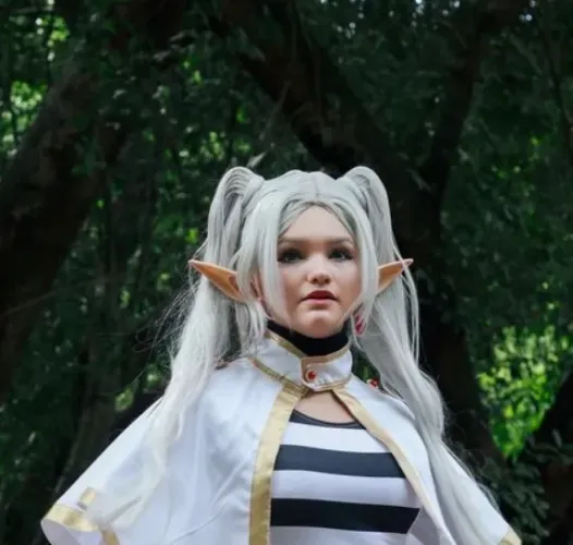     Peruca cosplay Frieren - Sousou no Frieren - estilizada e firme estilo capacete 