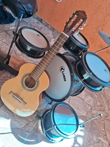 Bateria e violão,  bateria esta incompleta mais da pra tocar 