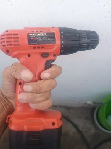 Vendo Furadeira e parafusadeira Black and Decker+ acessórios 