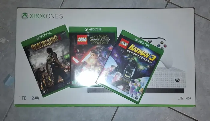 Xbox One S 2 Controles 3 Jogos<br>2 Controles<br>3 Jogos midia física <br><br>1.350,00