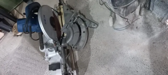 MAQUINA DE CORTE DE MEIA ESQUADRIA
