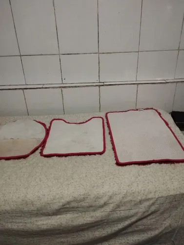 Estou vendendo um jogo de tapetes de banheiro