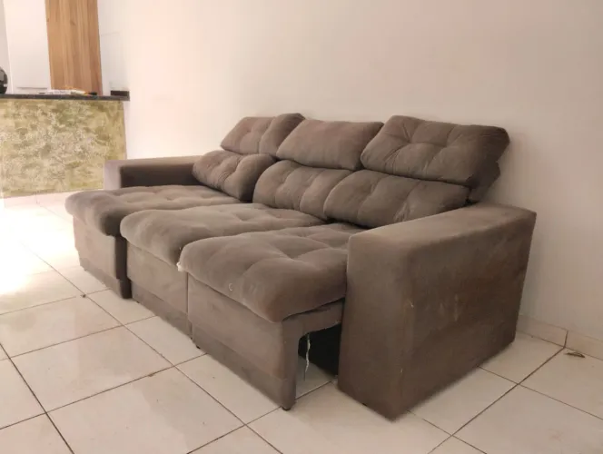 Vendo sofá retrátil 03 lugares semi-novo